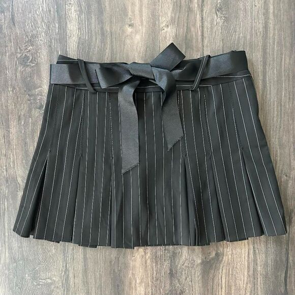 Bebe Pinstripe Mini Skirt Pleated Black with Ribbon Belt Side Zip Closure Size 4 - Picture 1 of 6